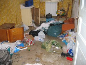 Le nettoyage d'un logement insalubre à Lille